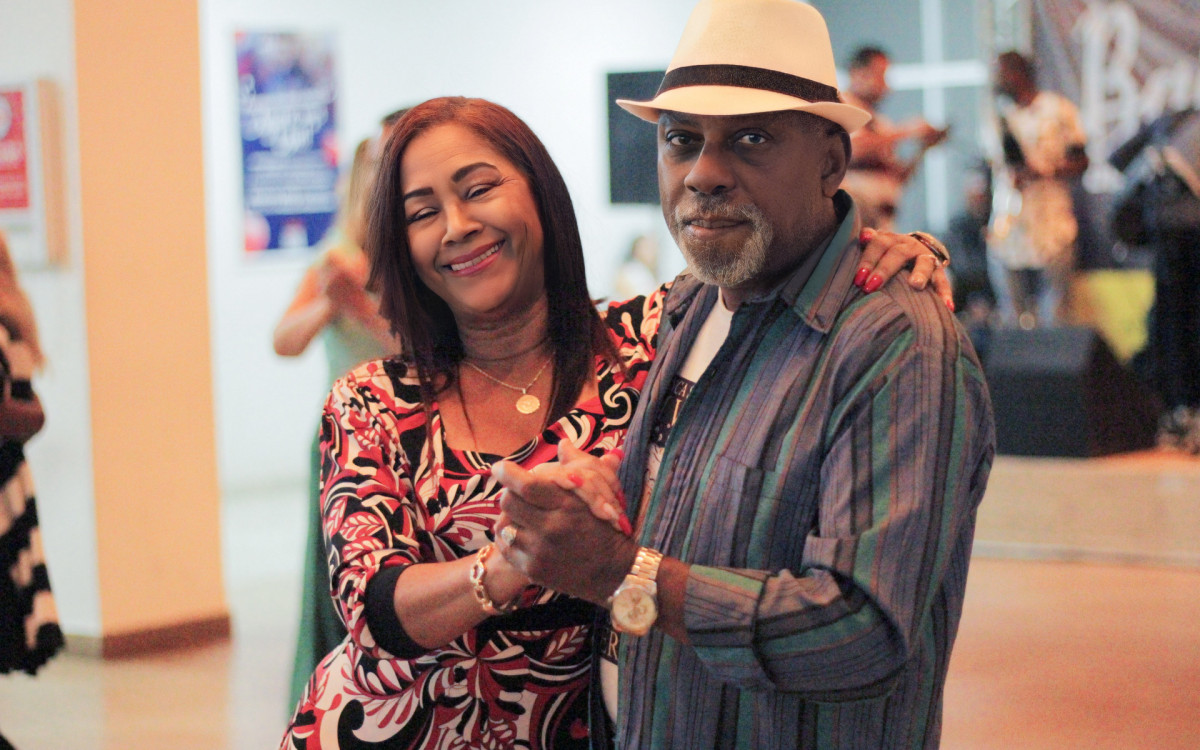 Moradora de Nova Igua&ccedil;u, Sandra Gon&ccedil;alves, e H&eacute;lio Vieira, de S&atilde;o Jo&atilde;o de Meriti, curtiram o baile  