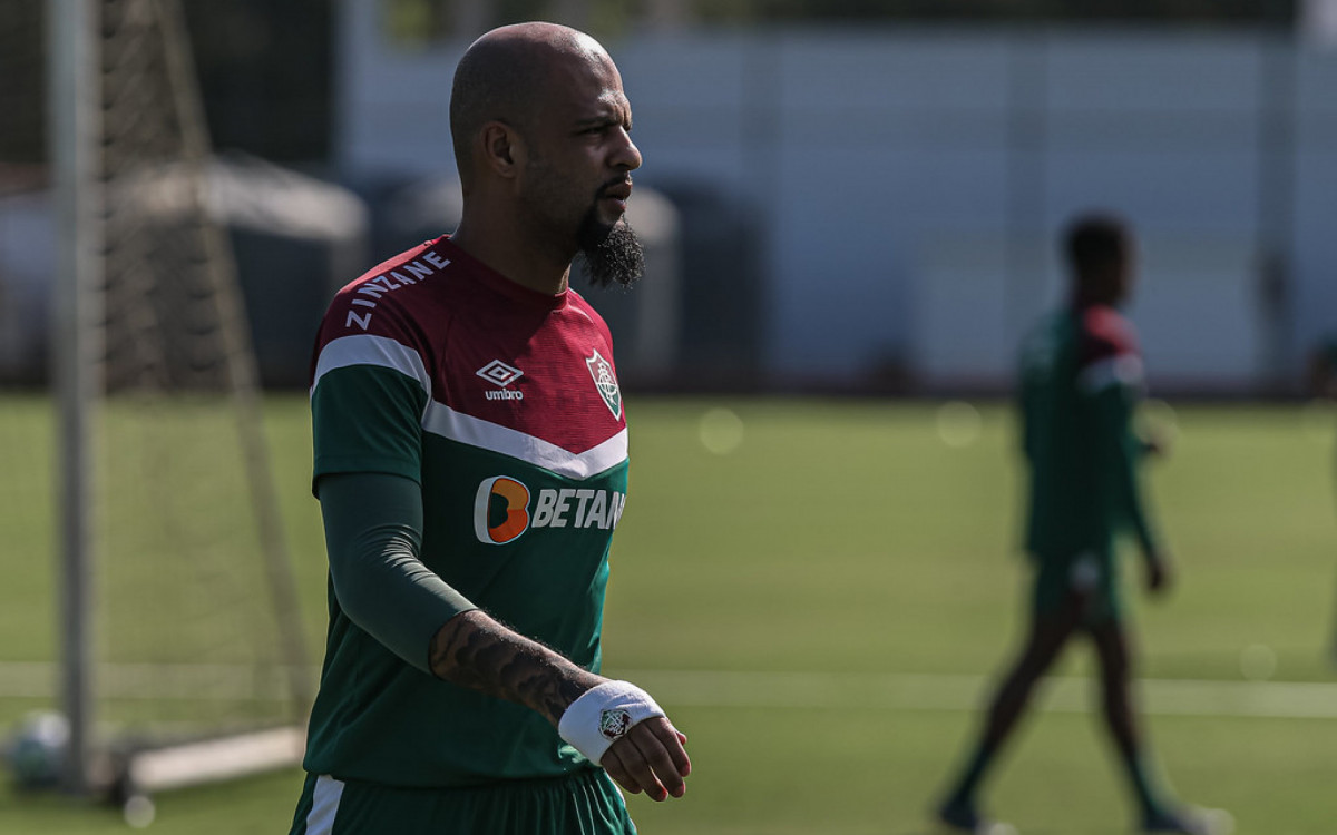 Felipe Melo sentiu desconforto no joelho direito