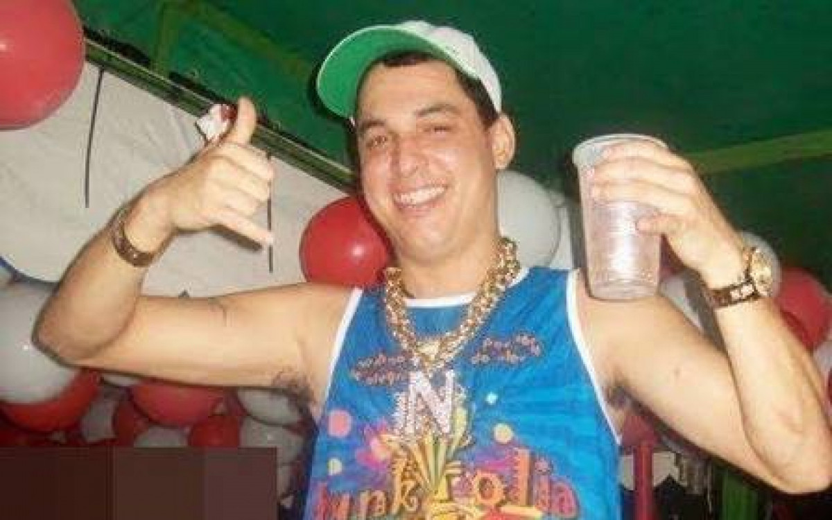 Luiz Fernando do Nascimento Ferreira, o Nando do Bacalhau, tem 45 anota&ccedil;&otilde;es criminais por tr&aacute;fico de drogas; associa&ccedil;&atilde;o; homic&iacute;dio qualificado; roubo majorado; falsa identidade para obter vantagem; constrangimento; porte uso e venda de armas de fogo e muni&ccedil;&otilde;es