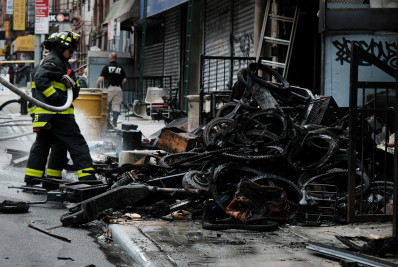 Incêndio em oficina de bicicletas elétricas deixa 4 mortos em Nova York