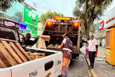 Prefeitura apreende estruturas irregulares e remove dez toneladas de lixo no calçadão de Bangu