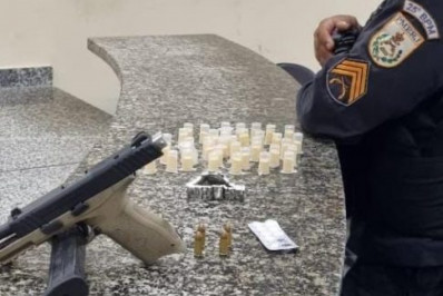 Homem é preso por tráfico de drogas e posse ilegal de arma em Araruama