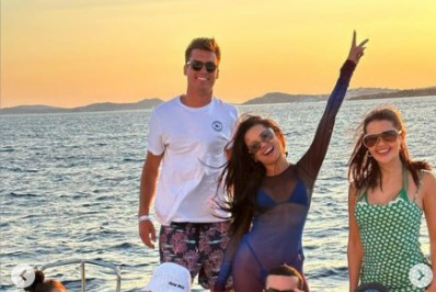 Juliette curte passeio no mar da Grécia