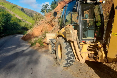 Prefeitura de Barra Mansa trabalha em remoção de barreira no Morro do Sabão