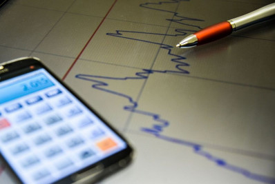 Intenção de consumo das famílias cai 0,3% em novembro, revela CNC