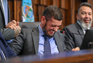 Alerj: Rodrigo Bacellar e Rodrigo Amorim se divertem em 'briga fake'