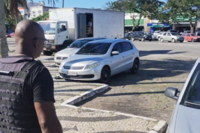 Operação notifica e remove veículos estacionados irregularmente em Cabo Frio