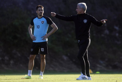 Diretor do Botafogo crê nas permanências de Eduardo e Luís Castro