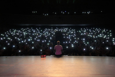 Humorista Yuri Marçal apresenta espetáculo no Teatro Municipal de Saquarema