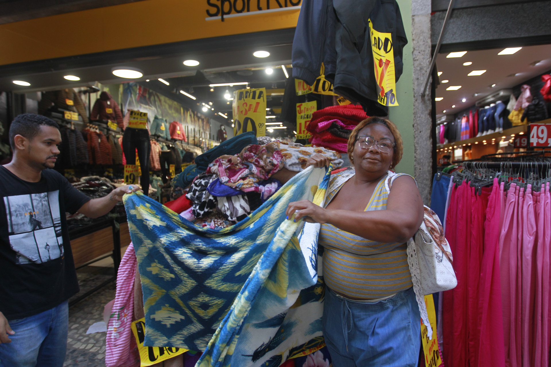 Dona de casa, Zelina dos Santos, de 56 anos, comprou mantas para se proteger do frio - Reginaldo Pimenta