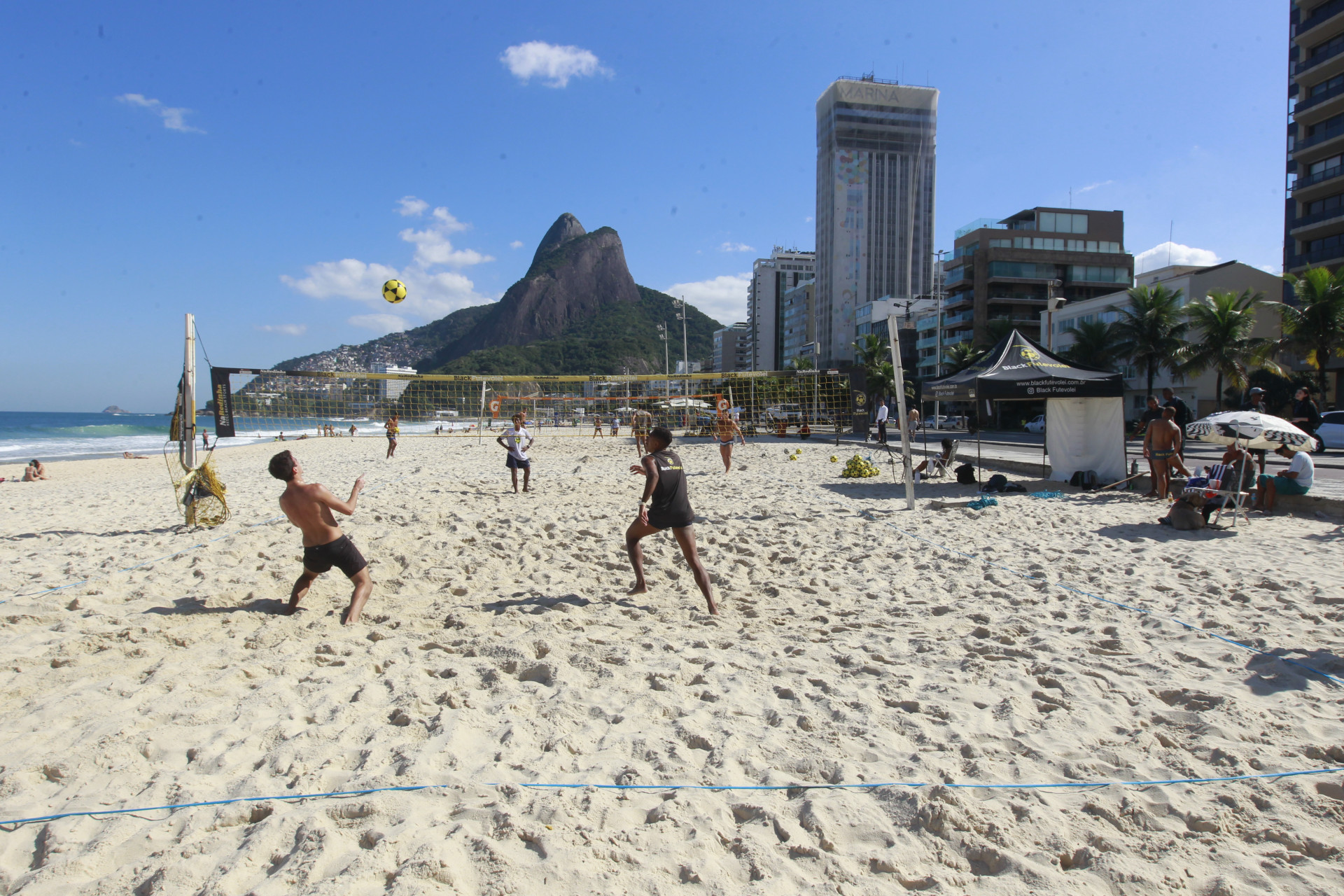 Alunos procuram por atividades físicas em horários com temperaturas mais amenas durante o inverno - Reginaldo Pimenta / Agencia O Dia