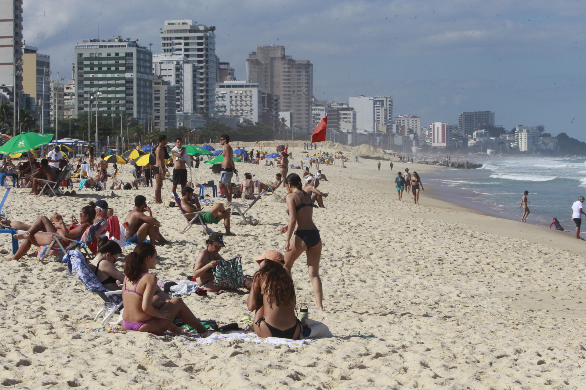 Cariocas se despedem do outono, nesta terça-feira, na Praia do Leblon - Reginaldo Pimenta / Agencia O Dia