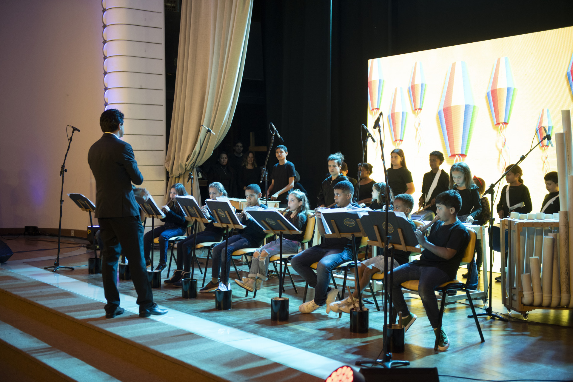 Sob a liderança do maestro Edmilson Mello Lima, a Orquestra Sustentável da Casa da Inovação utiliza instrumentos musicais feitos a partir de materiais reciclados, transmitindo mensagens poderosas sobre a importância da preservação ambiental.  - Divulgação