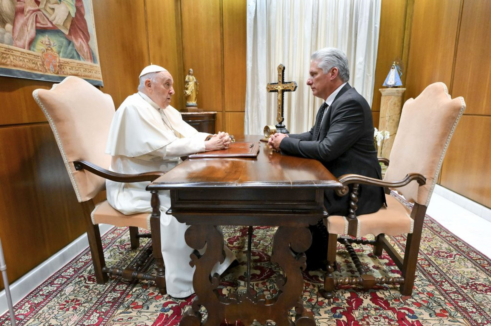 Miguel Díaz-Canel durante conversa com papa Francisco nesta terça-feira, 20 - Reprodução/Twitter