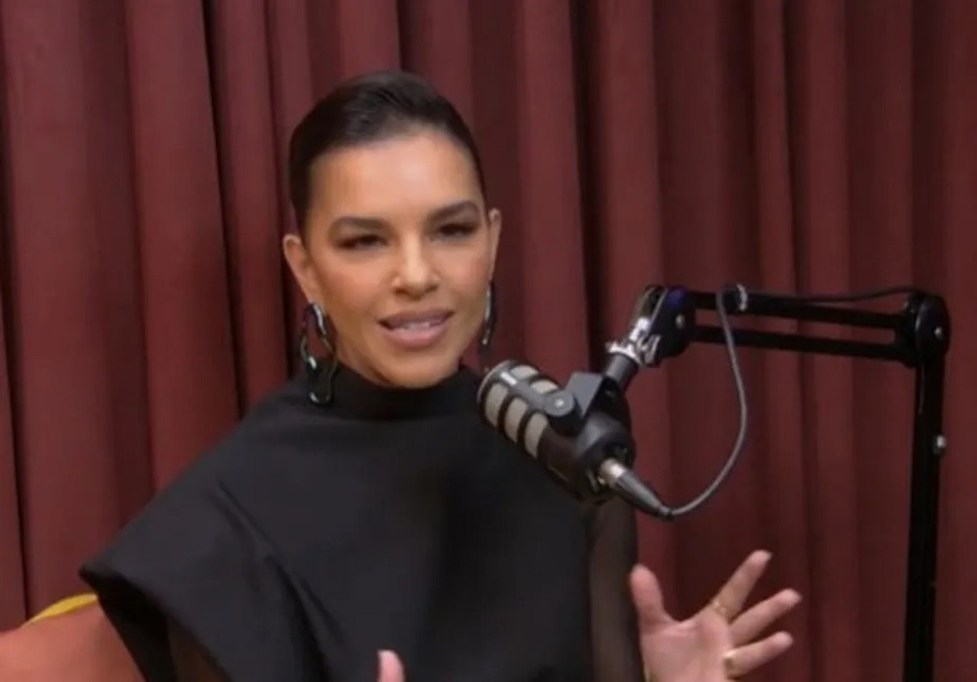 Mariana Rios fala sobre surdez parcial em podcast - Reprodução / YouTube