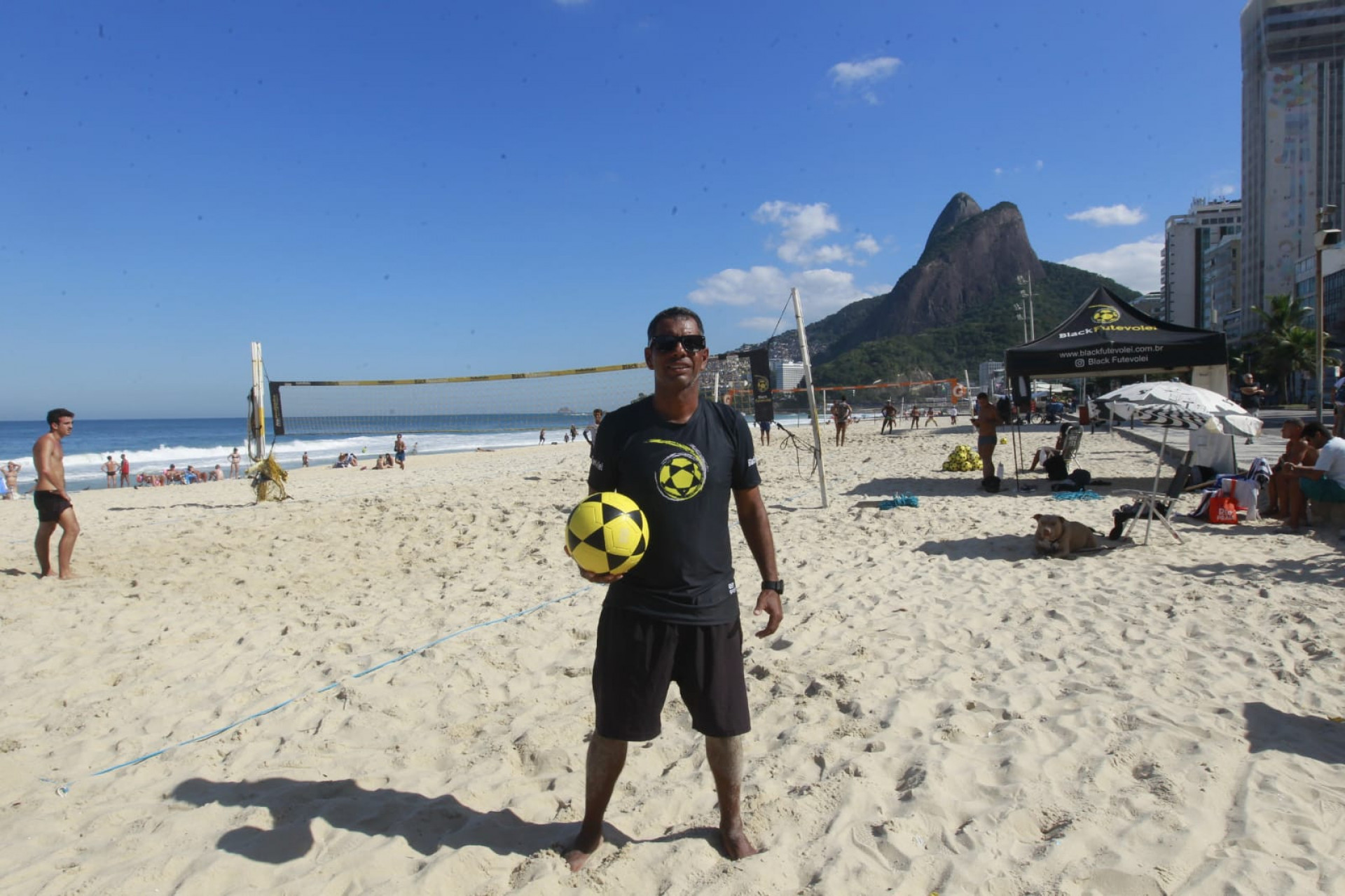 Eli Pinheiro é professor de futevôlei na Praia de Ipanema, na Zona Sul - Reginaldo Pimenta