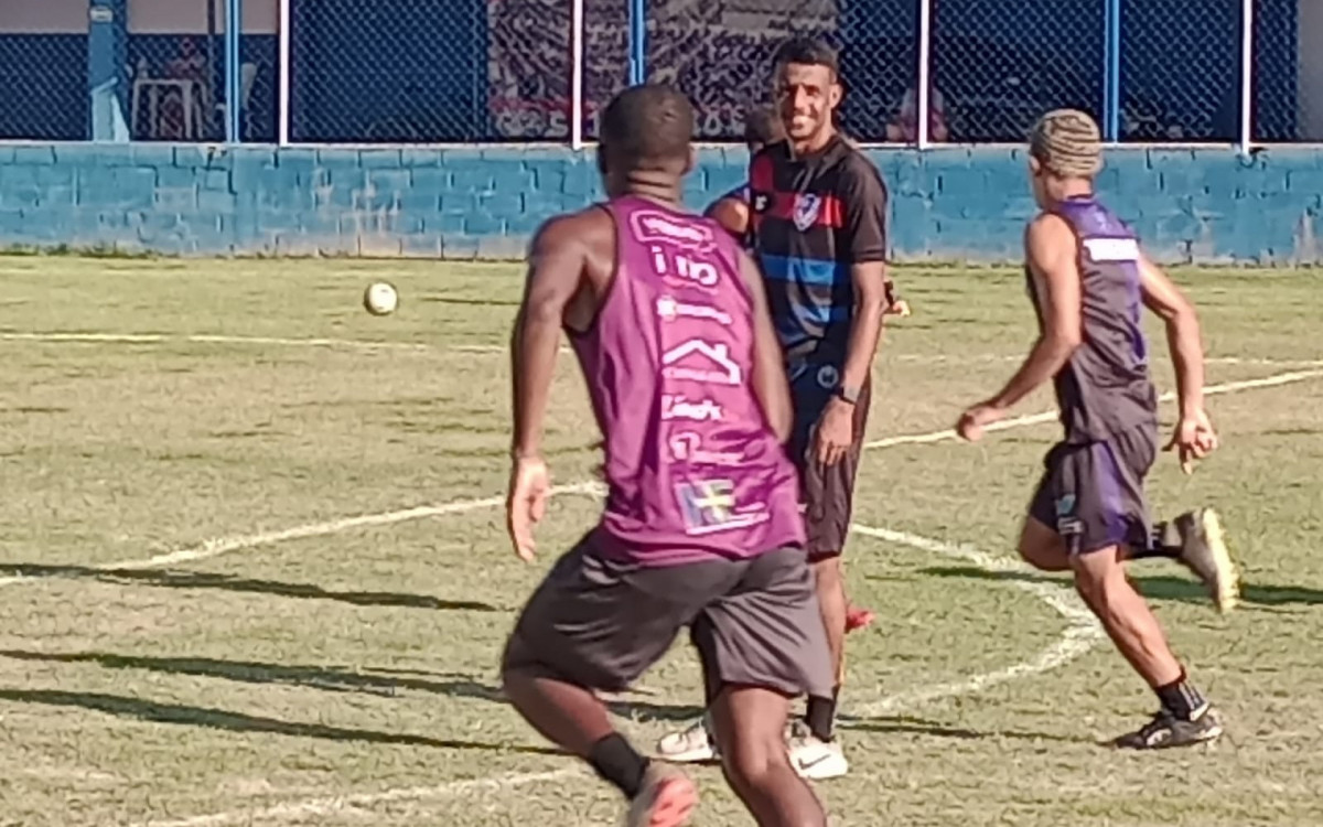 O preparador f&iacute;sico C&aacute;ssio Henrique comando os treinos f&iacute;sicos no Est&aacute;dio N&eacute;lio Gomes