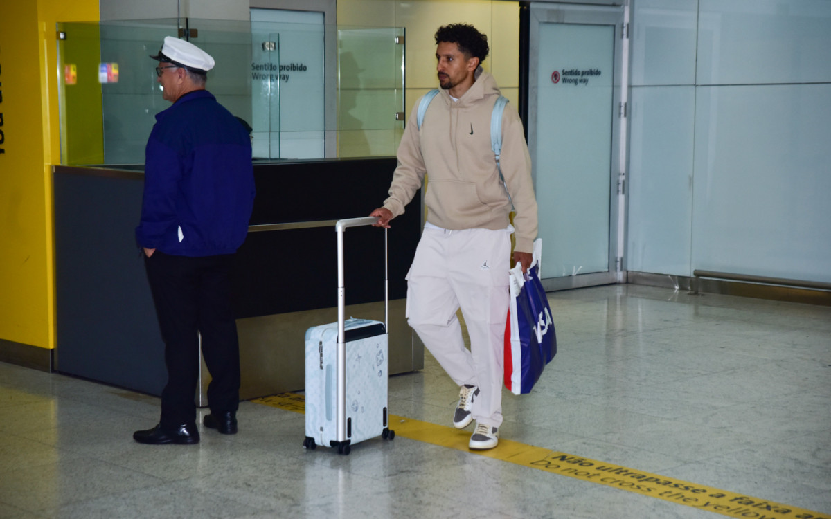 Marquinhos desembarca no Aeroporto de Guarulhos, na madrugada desta quarta-feira