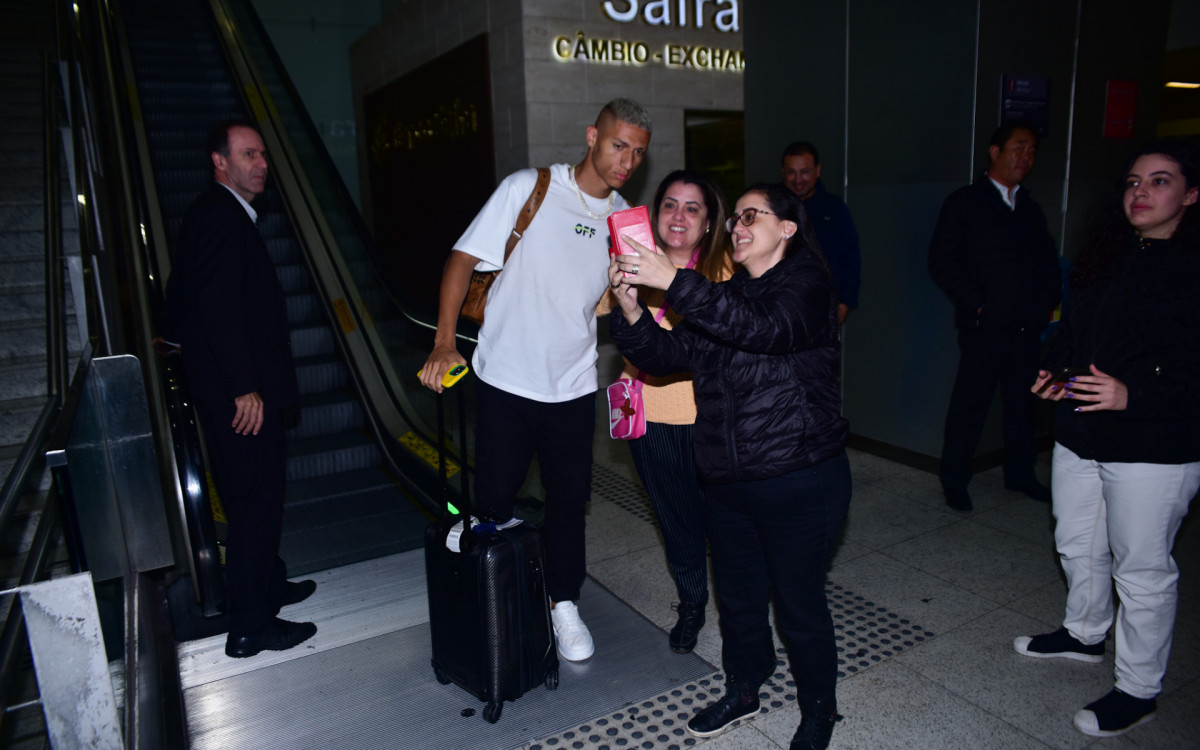 Richarlisson posa com fãs ao desembarcar no Aeroporto de Guarulhos, na madrugada desta quarta-feira