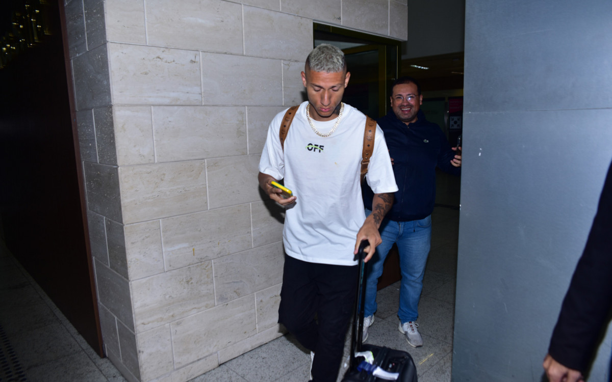 Richarlisson desembarca no Aeroporto de Guarulhos, na madrugada desta quarta-feira