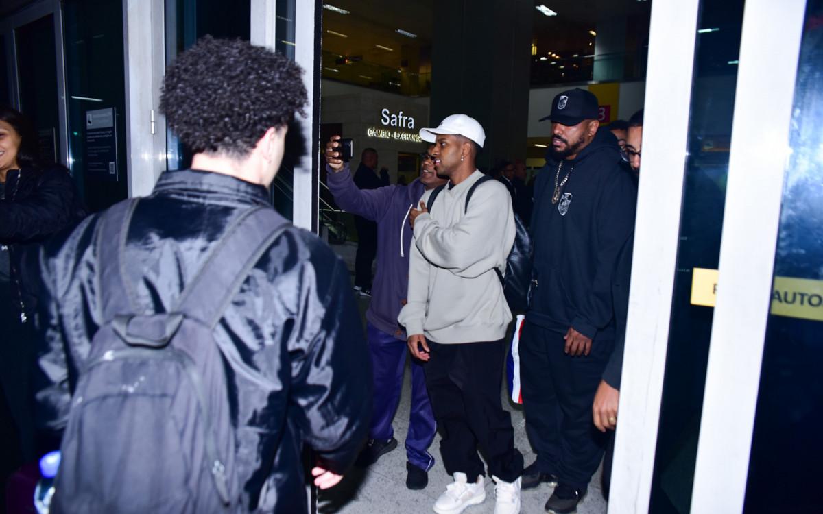 Rodrygo Goes, apontado como affair de Maisa Silva, desembarca em Guarulhos, na madrugada desta quarta-feira