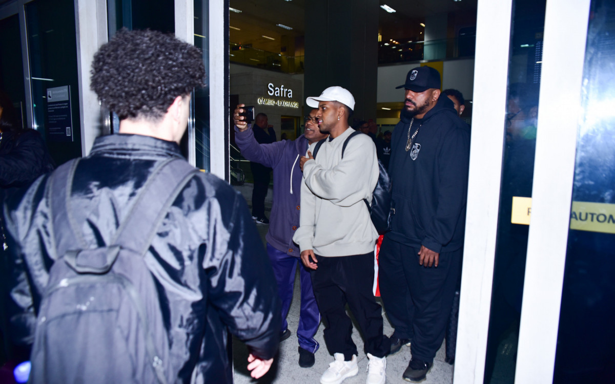 Rodrygo Goes, apontado como affair de Maisa Silva, desembarca em Guarulhos, na madrugada desta quarta-feira