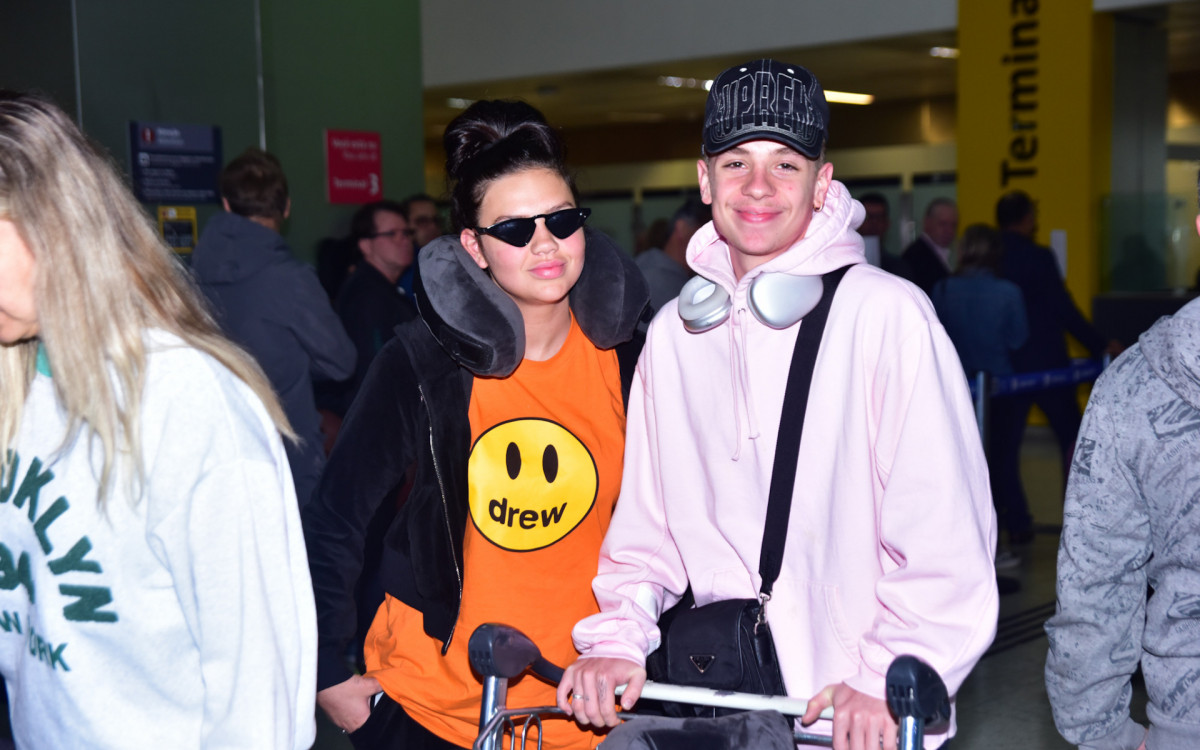 Vivi Wanderley e seu namorado, Juliano Floss, desembarcam no Aeroporto de Guarlhos, nesta quarta-feira