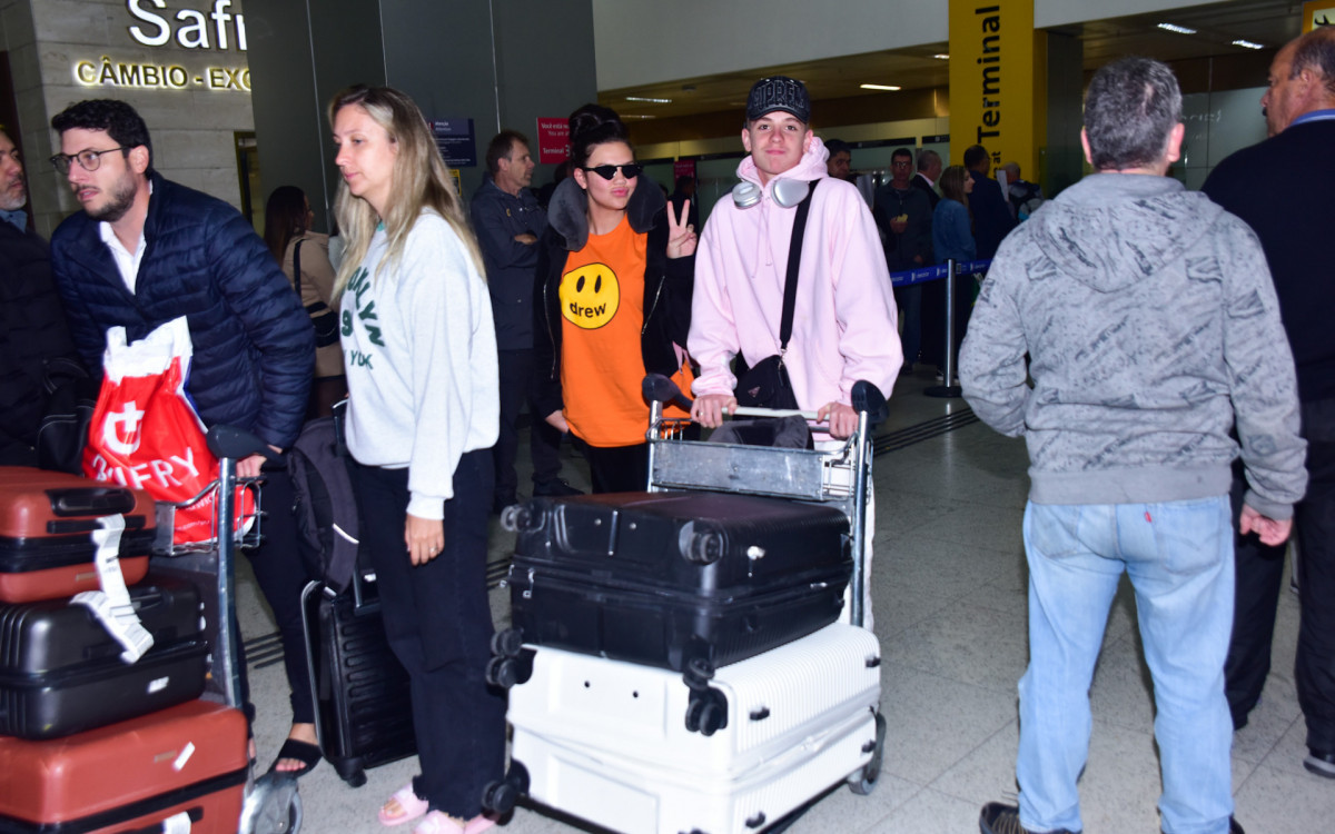 Vivi Wanderley e seu namorado, Juliano Floss, desembarcam no Aeroporto de Guarlhos, nesta quarta-feira
