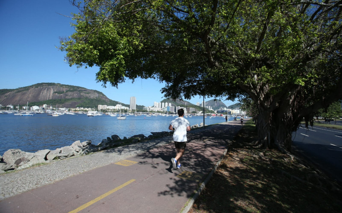 Movimentação na enseada de Botafogo, nesta quarta-feira (21), que marca o primeiro dia de inverno