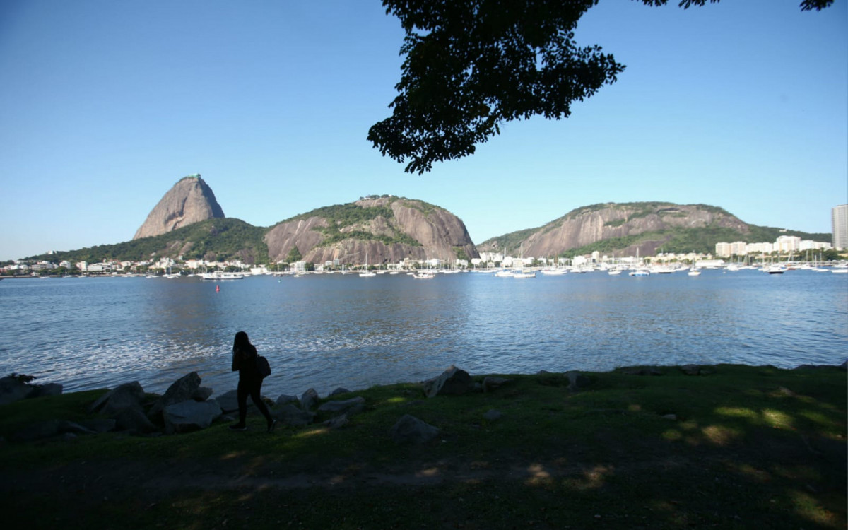Movimentação na enseada de Botafogo, nesta quarta-feira (21), que marca o primeiro dia de inverno