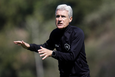 Proposta do Al-Nassr para tirar Luís Castro do Botafogo inclui casa de R$ 13 milhões