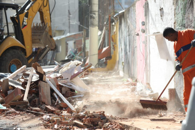 Barracas irregulares de comércio são demolidas na comunidade Santa Marta