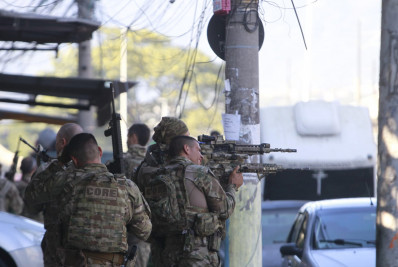 Com helicóptero e blindado, Manguinhos é alvo de ação de policiais