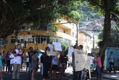 Após demolição de barracas em comunidade, comerciantes fazem protesto na Rua São Clemente