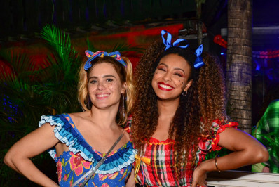 Carolina Dieckmann, Sheron Menezzes e mais atores de 'Vai na Fé' curtem festa junina no Rio