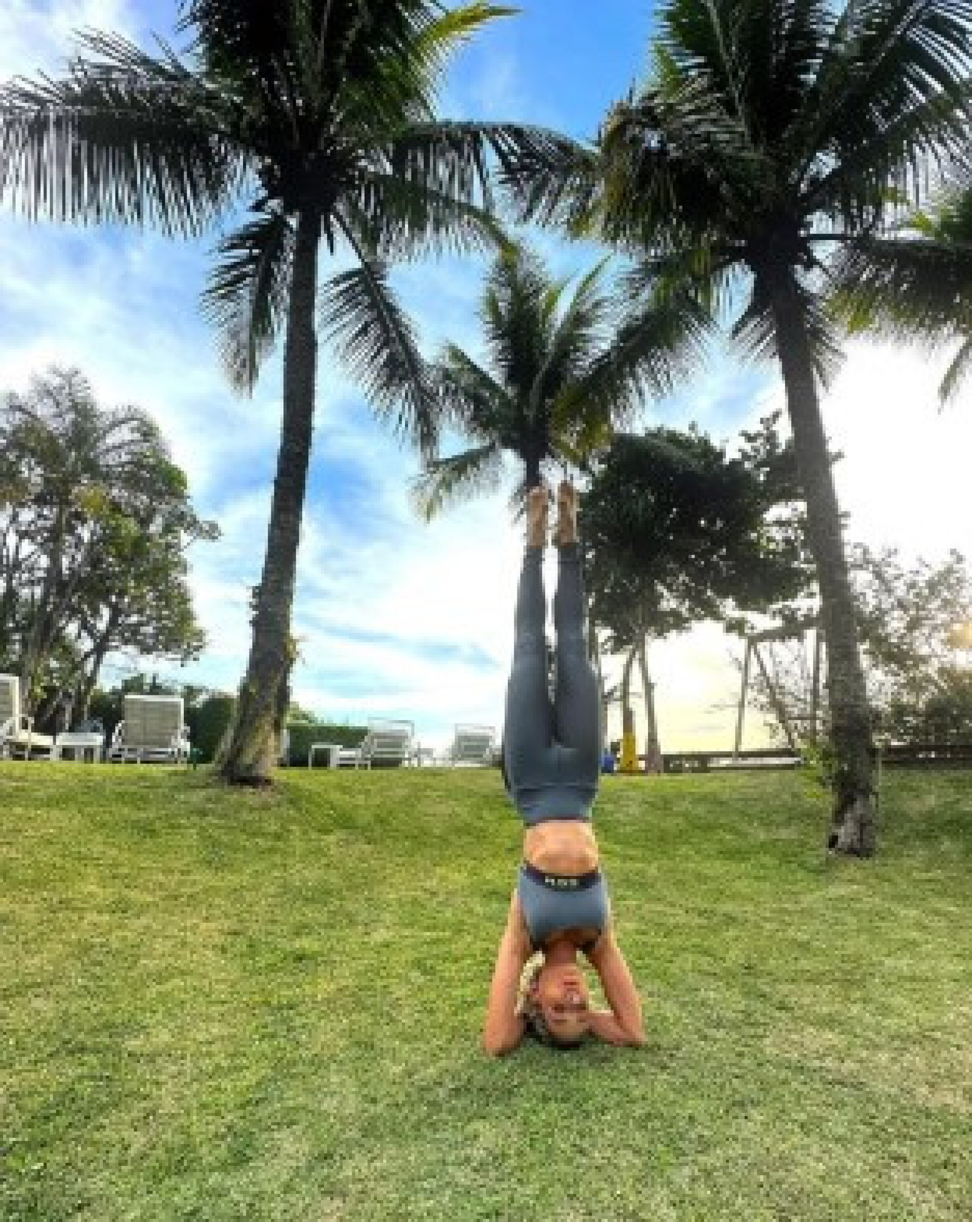 Monique Alfradique em prática de Yoga - Reprodução/Instagram