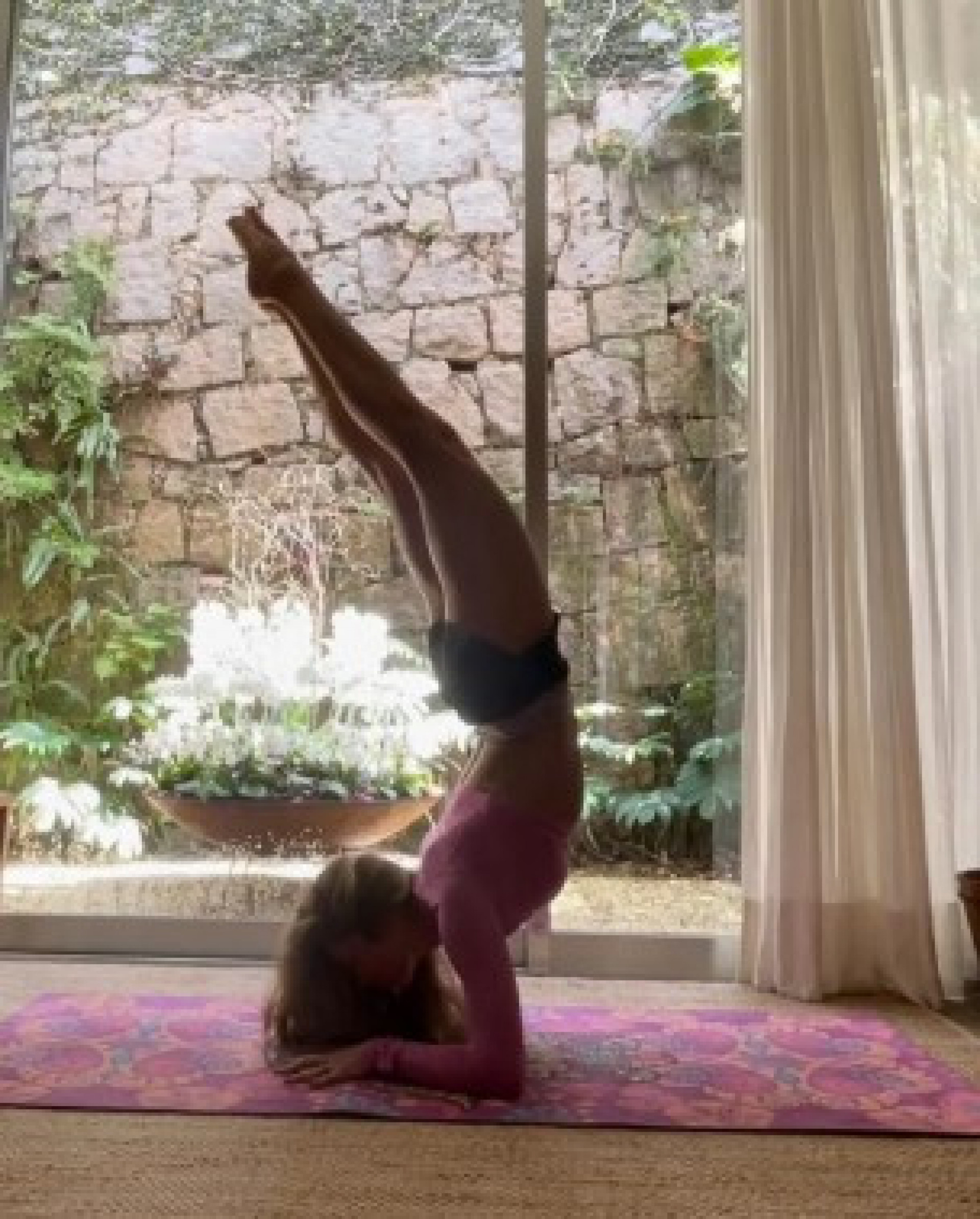 Grazi Massafera durante exercícios de Yoga - Reprodução/Instagram