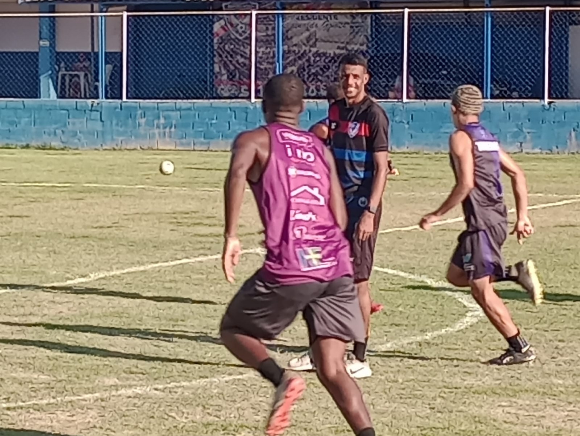 O preparador físico Cássio Henrique comando os treinos físicos no Estádio Nélio Gomes - Divulgação