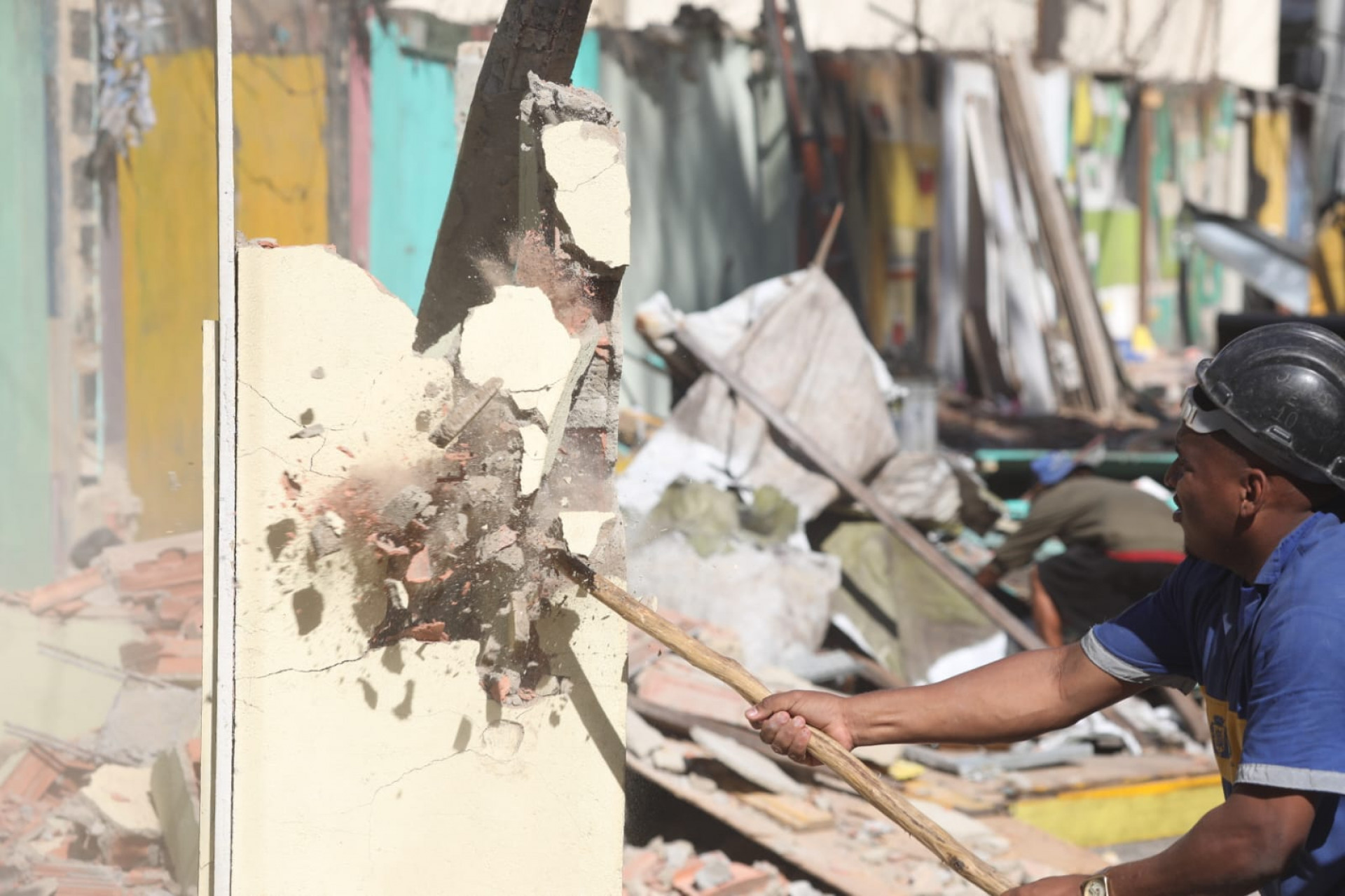 Prefeitura demoliu 15 módulos comerciais irregulares - Pedro Ivo / Agência O Dia