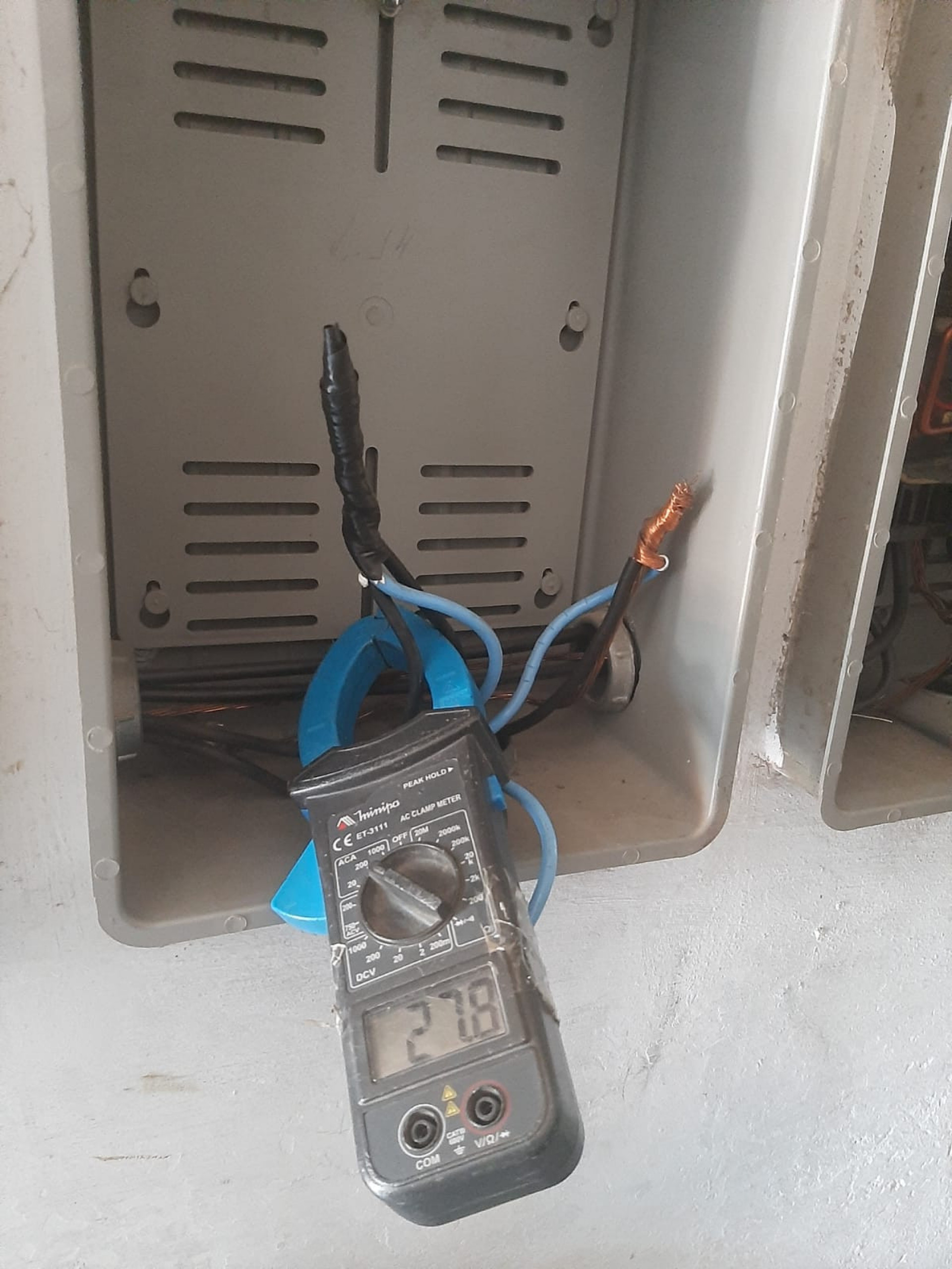 Técnicos removeram gatos de energia em escola de dança e restaurante, em Iguaba Grande