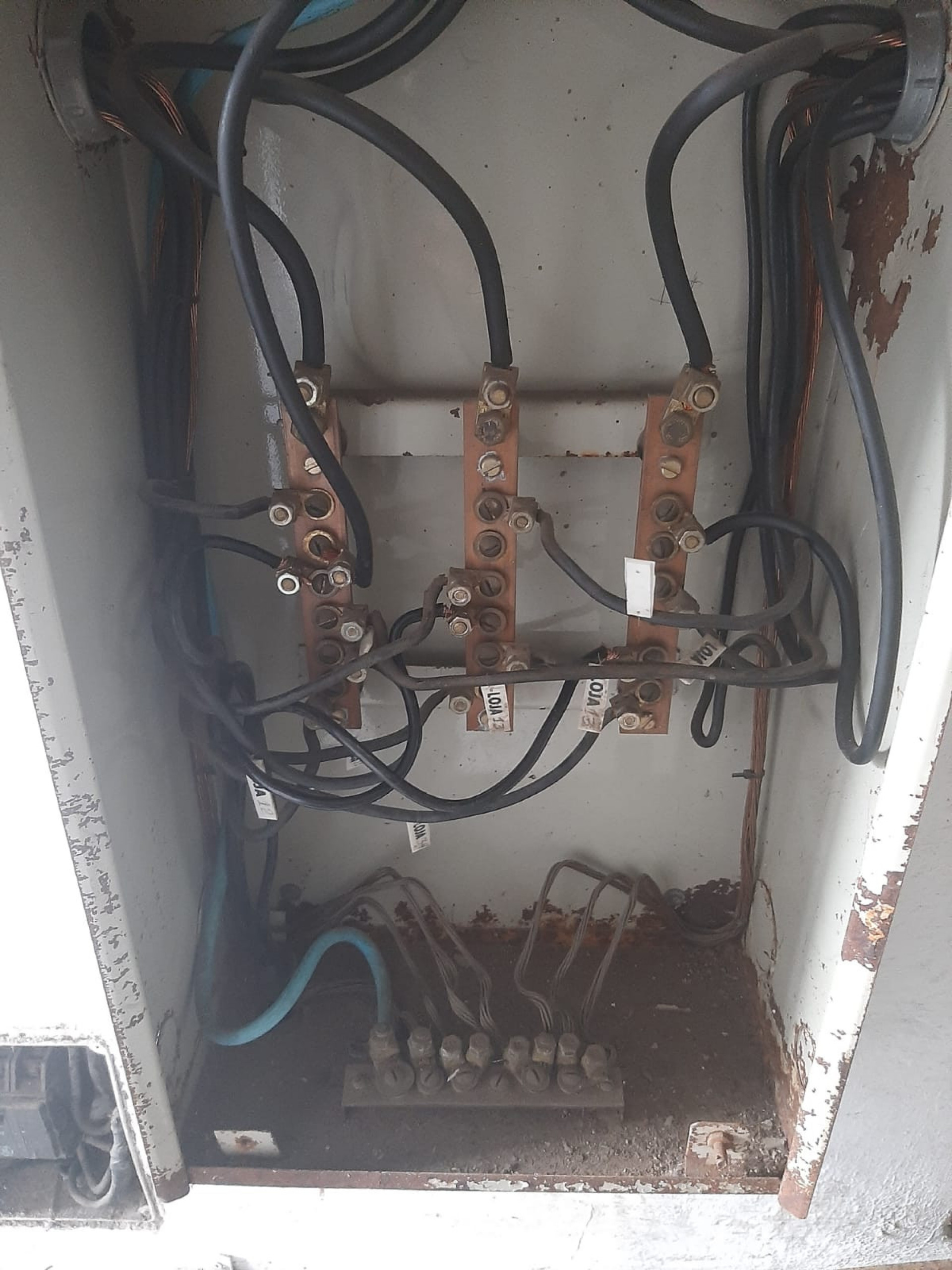 Técnicos removeram gatos de energia em escola de dança e restaurante, em Iguaba Grande