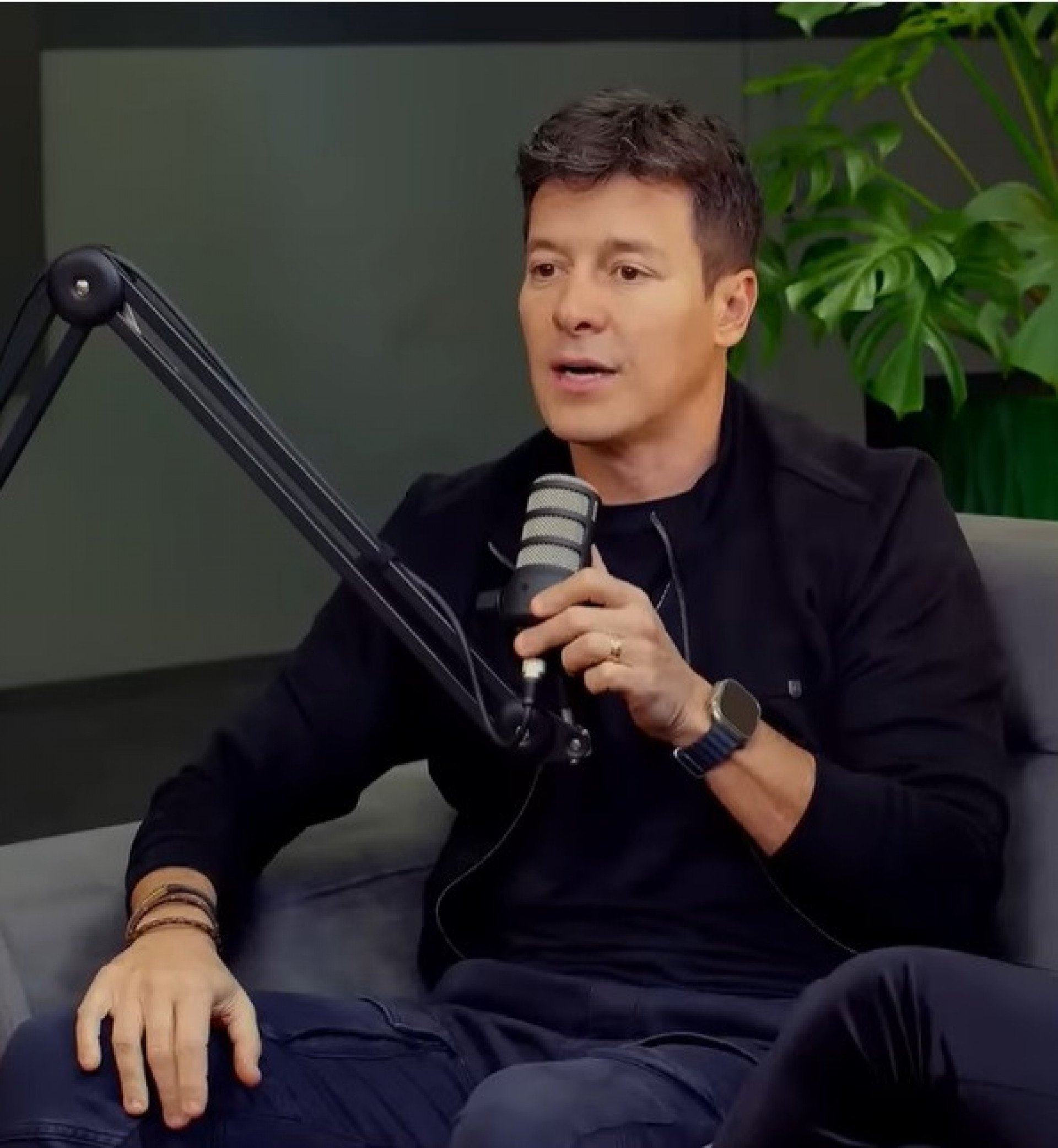 Rodrigo Sato diz que Sabrina Sato usa creme corporal com glitter - Reprodução de vídeo