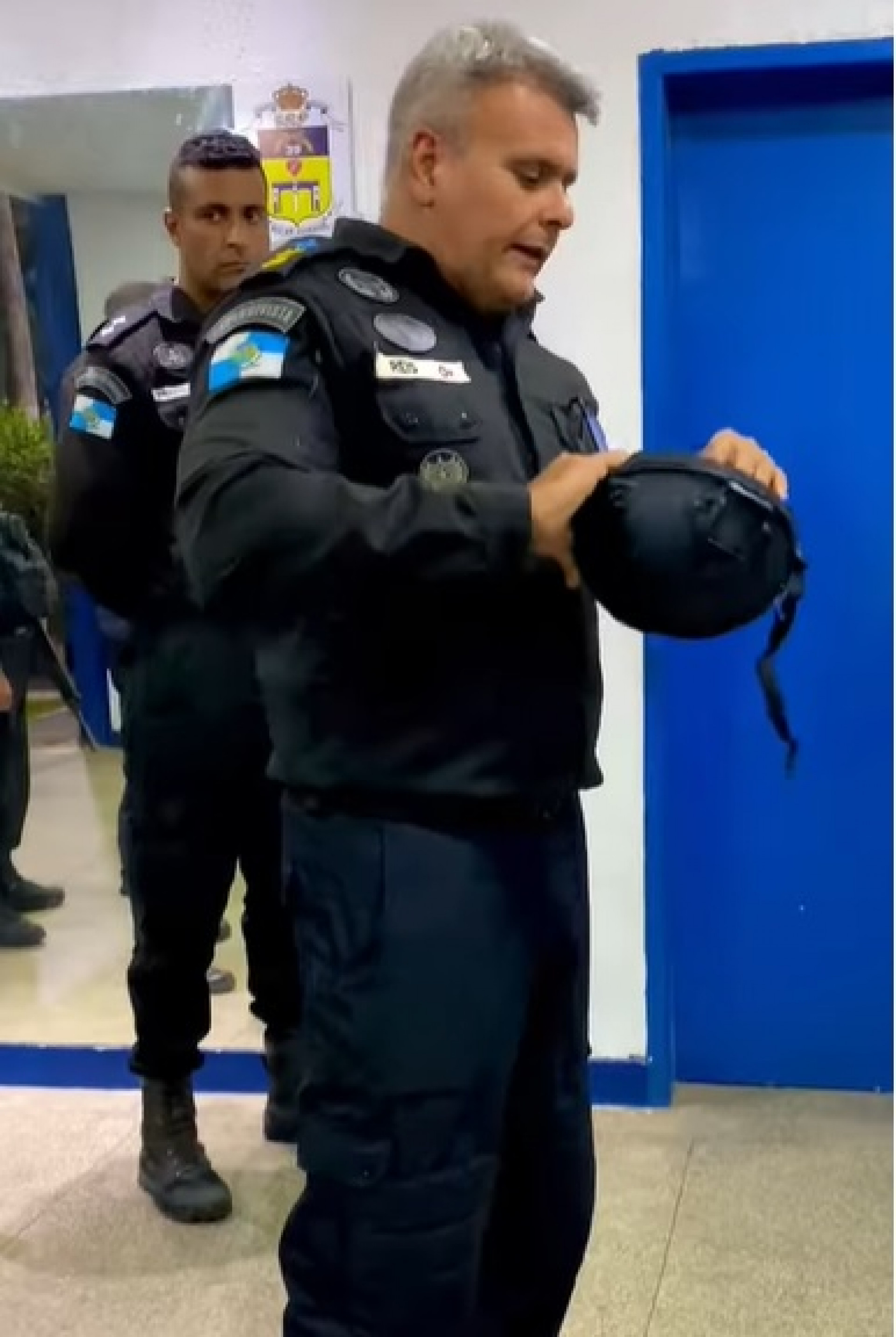 O tenente-coronel PM Reis apresenta aos policiais militares os novos capacetes bal&iacute;sticos
