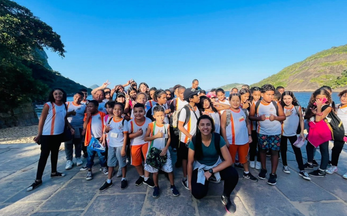 A professora Luciana Mafra (&agrave; frente) foi a guia dos alunos na trilha no Morro da Urca