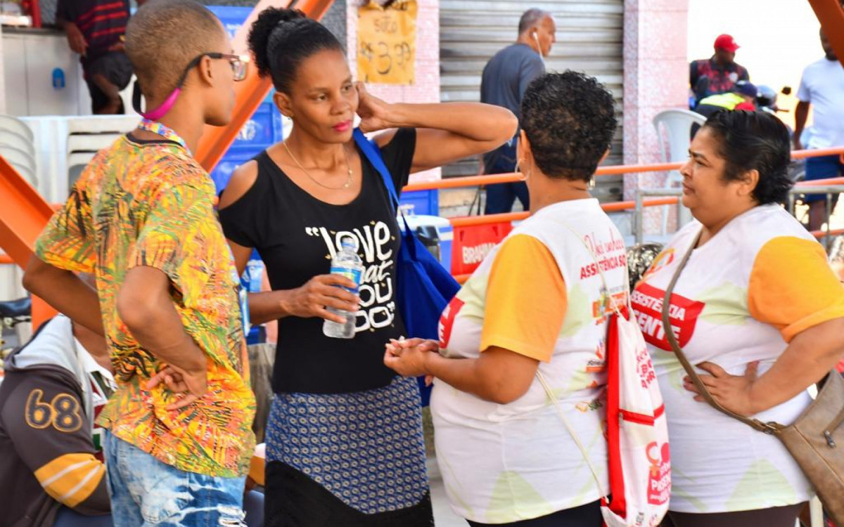 Diana da Silva Guimar&atilde;es (ao centro) aproveitou o mutir&atilde;o para se recadastrar e garantir o Benef&iacute;cio de Presta&ccedil;&atilde;o Continuada (BPC)