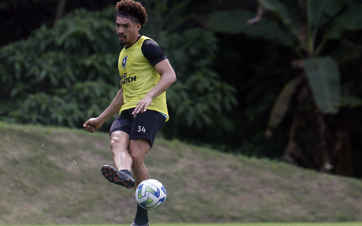 Adryelson durante treino do Botafogo