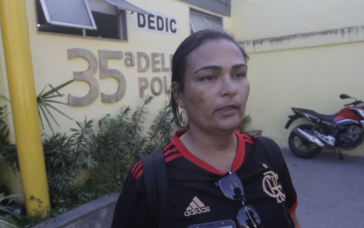 Ana Paula Claudino , m&atilde;e da adolescente de 15 anos que  foi esfaqueada na sa&iacute;da do col&eacute;gio em Senador Vasconcelos, na Zona Oeste do Rio de Janeiro nesta quinta-feira (22). 