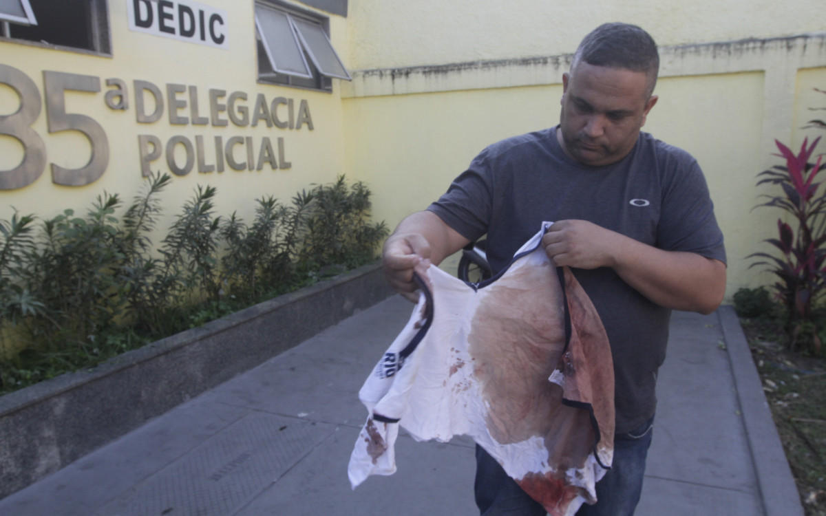 Tiago Miranda, pai da adolescente de 15 anos que  foi esfaqueada na sa&iacute;da do col&eacute;gio em Senador Vasconcelos, na Zona Oeste do Rio de Janeiro nesta quinta-feira (22). 
