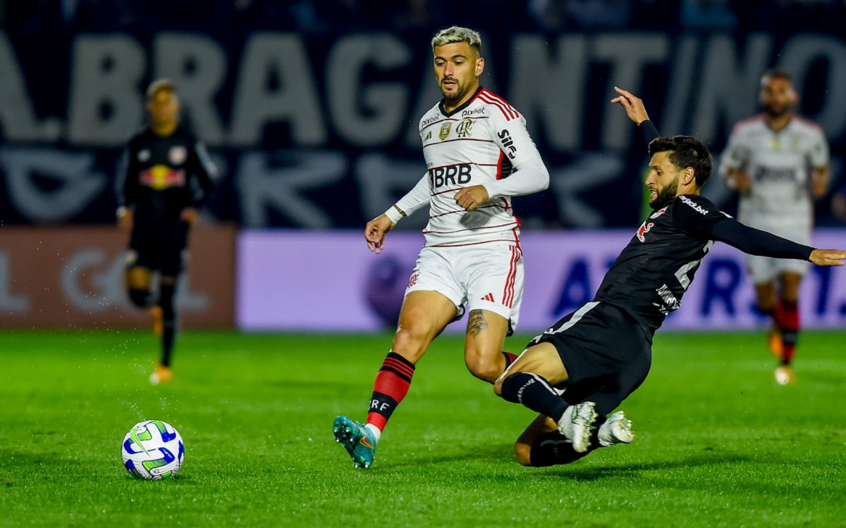 Lance do jogo entre Red Bull Bragantino e Flamengo