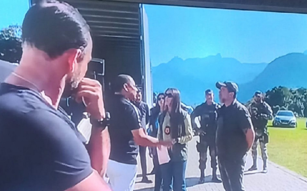 A chegada das equipes ambientais na mans&atilde;o de Neymar no Portobello em Mangaratiba